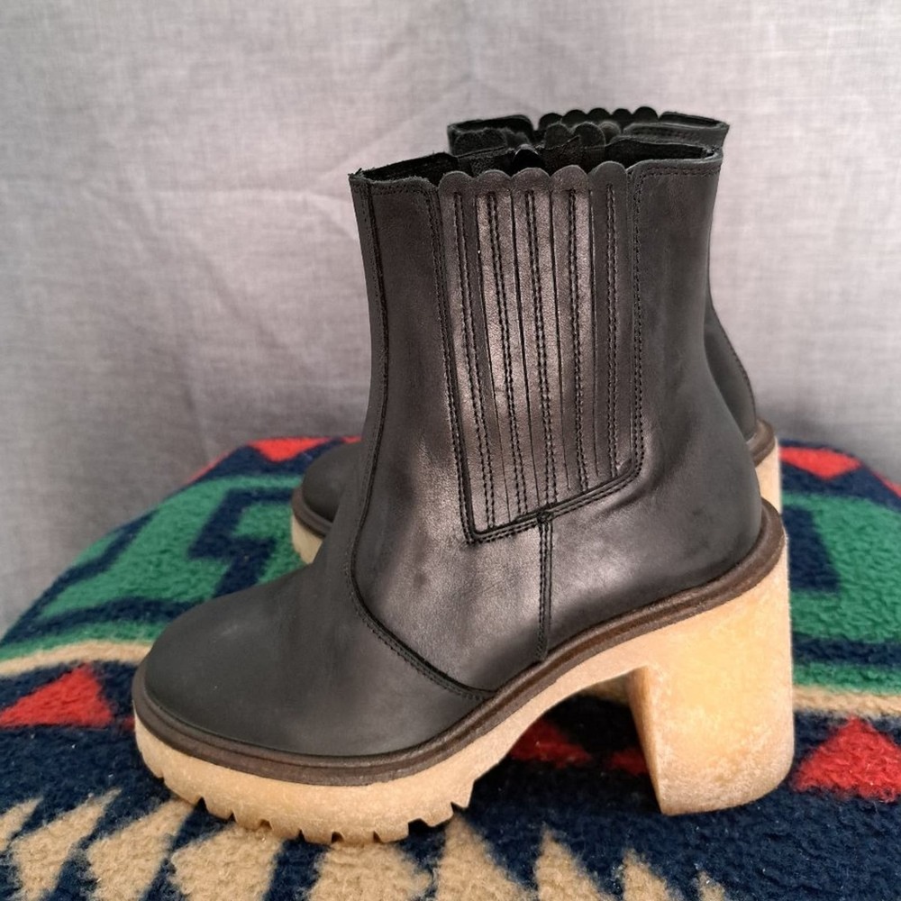 %Women Size 36 / US 6 / Free People Black Leather James Chelsea Boots D12